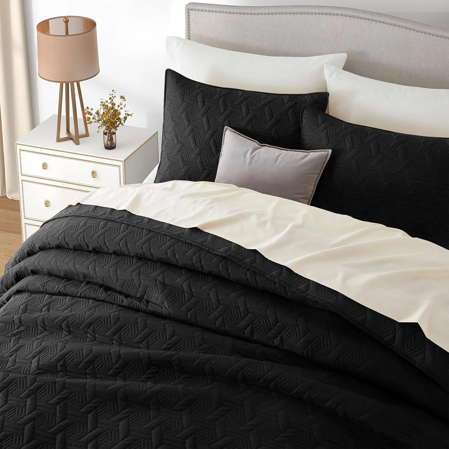 Lavsiry Black Quilt King Size Bedding Set, Summer Thin Microfiber Quilted Bedspread & Coverlet, Soft Lightweight Comforter for All Seasons - 3 Piece(1 Quilt, 2 Pillow Shams)