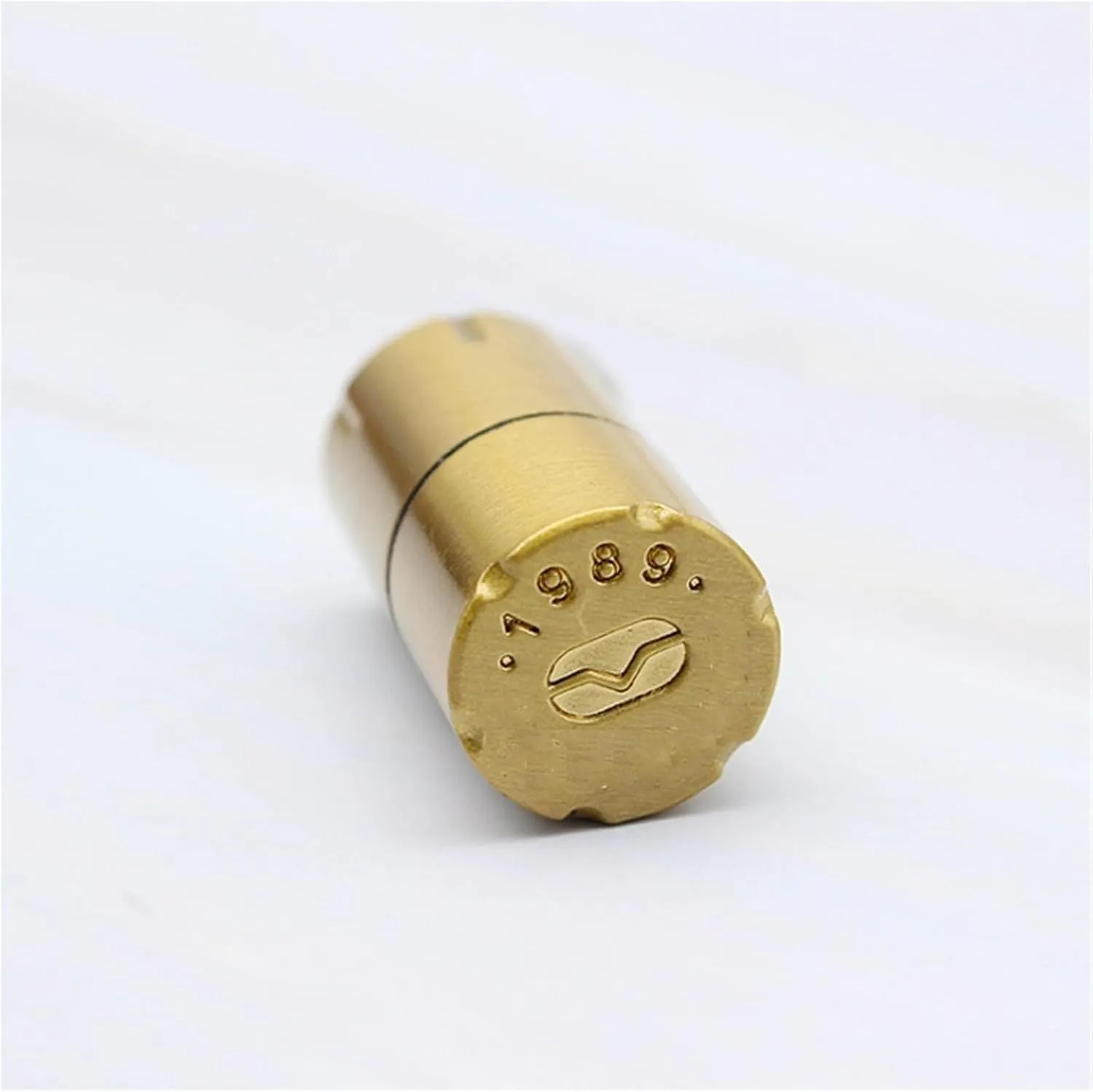 Small Soft Flame Kerosene Portable Metal Lighters, Waterproof and Windproof Grinding Wheel Lighter, Suitable for Indoor and Outdoor, Gift for Men (Fuel Not Included)(Gold)