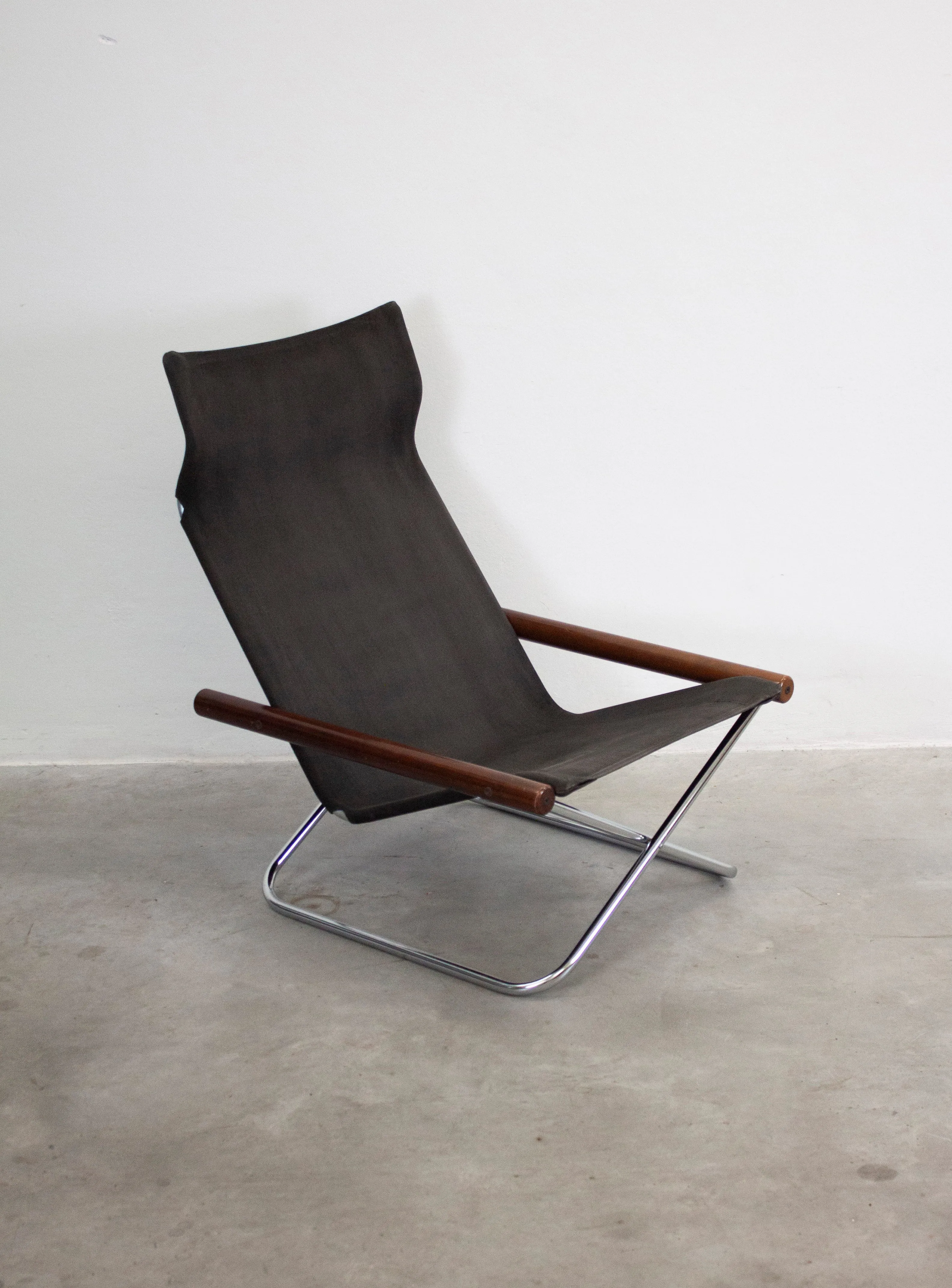Suekichi Uchida NY Folding Lounge Chair by Takashi Nii (Black)
